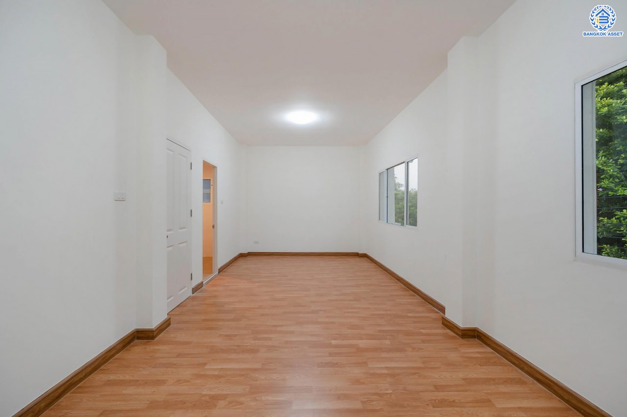 บ้านมือสองตกแต่งใหม่ โครงการ แลนซิโอ วงแหวน-ปิ่นเกล้า เนื้อที่ 37.3 ตร.ว. พื้นที่ใช้สอย 109.33 ตร.ม. พร้อมฟังก์ชัน 3 ห้องนอน 2 ห้องน้ำ จอดรถได้ 1 คัน บนทำเลเดินทางสะดวก ใกล้ถนนกาญจนาภิเษก เข้า-ออกได้หลายเส้นทาง ใกล้จุดขึ้นทางด่วน "ศรีรัช" และรถไฟฟ้าสายสีม่วง "สถานีสามแยกบางใหญ่"